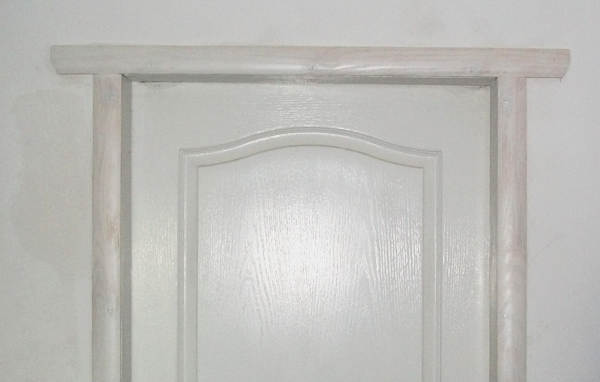 деревянные наличники, имитирующие перемычку над дверным проемом