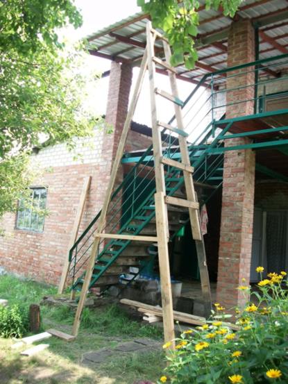 удлиненная лестница с дополнительной опорой