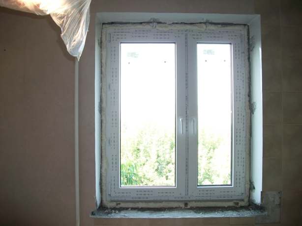 Вид окна после задувки монтажной пеной