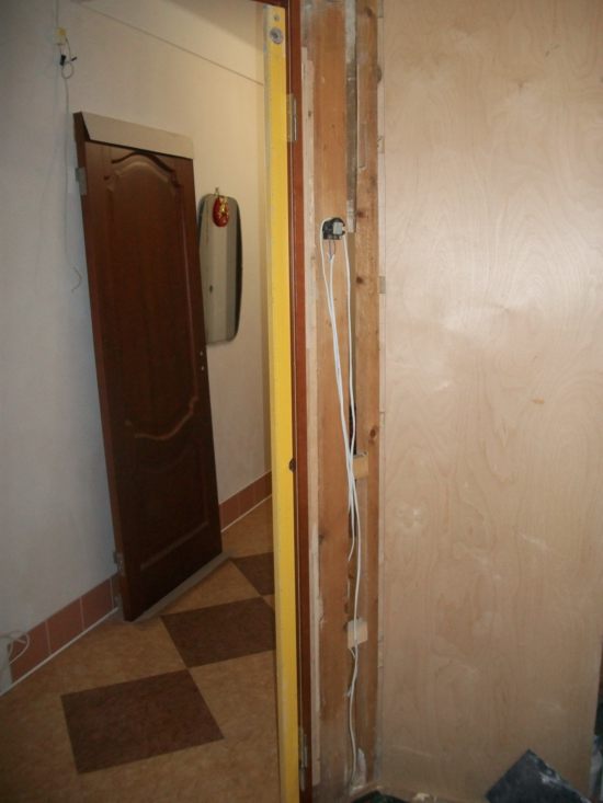 Определение вертикальности стены при установке дверной коробки
