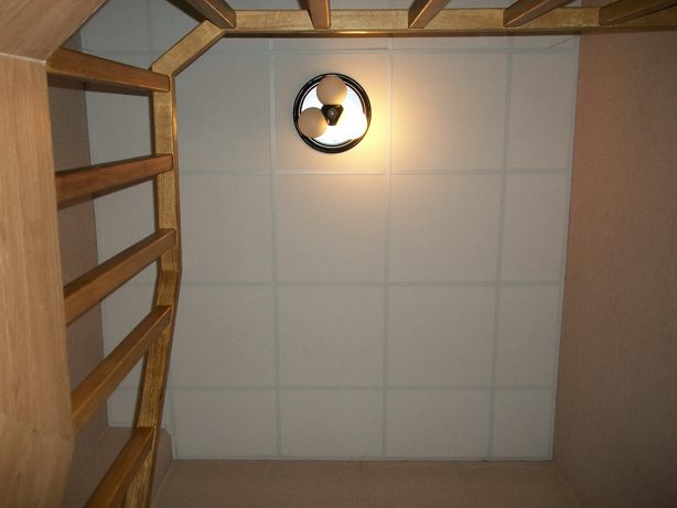 модульный подвесной потолок на лестницей в квартире в двух уровнях