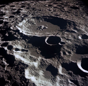 кратер на луне с дискоболом